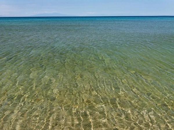 Mar Mediterrâneo na Grécia, águas verdes e azuis límpidas — Fotografia de Stock