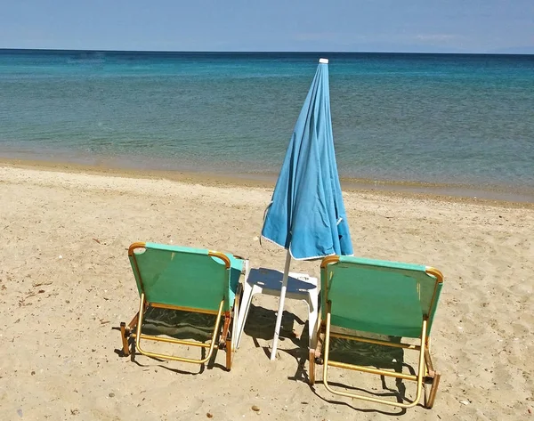 Mar Mediterrâneo na Grécia, Cama de sol na praia — Fotografia de Stock