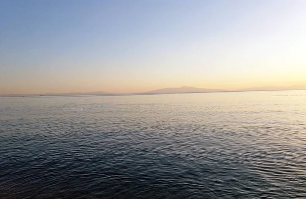 Puesta de sol en el mar Mediterráneo en Grecia, el mar es tranquilo — Foto de Stock