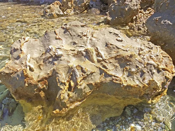 Schöner und großer Felsen am Ufer des Mittelmeeres — Stockfoto