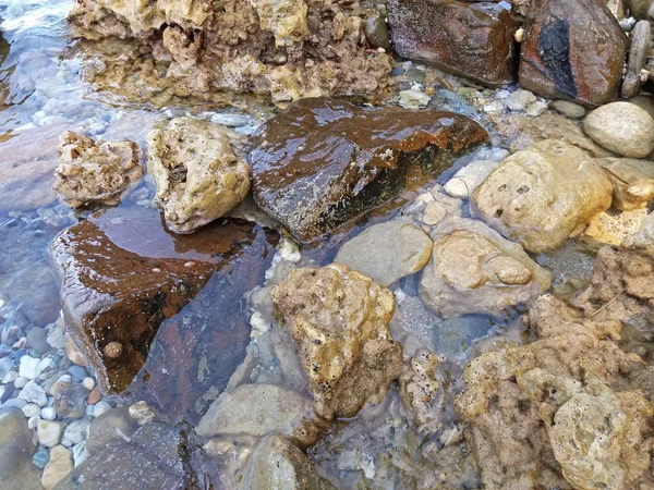 Felsen am Ufer des Mittelmeeres, Griechenland — Stockfoto