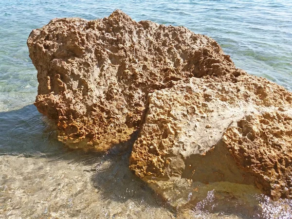 Belas Rochas Costa Mar Mediterrâneo Sob Penhasco Grécia — Fotografia de Stock