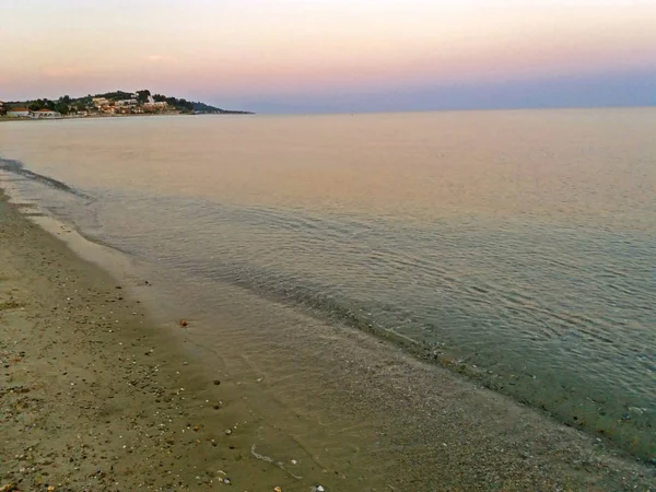 Middellandse Zee in de ochtend, in Griekenland. gestegen — Stockfoto