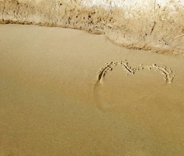 Akdeniz kumlu plajda çizilmiş kalp