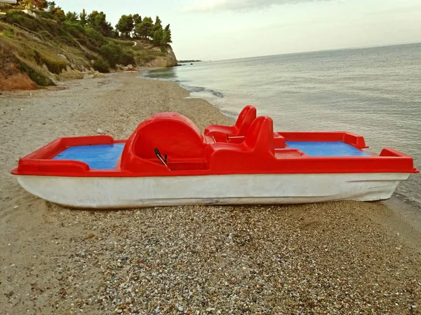 Una Barca Rossa Sulla Spiaggia Mar Mediterraneo Grecia — Foto Stock