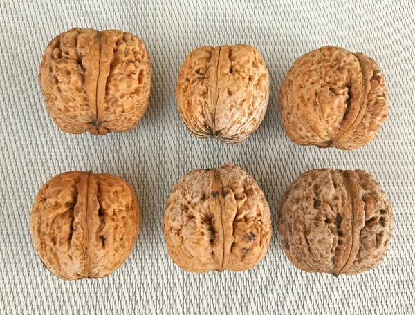 Grandes nueces de cerca en el suelo de lona bacground — Foto de Stock