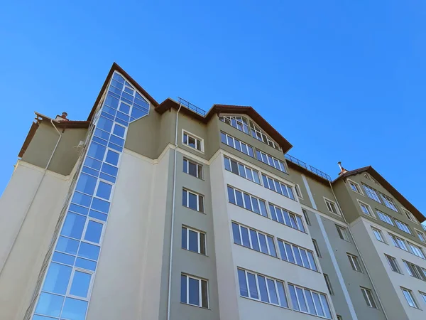 Mavi ve berrak gökyüzü modern bir bina — Stok fotoğraf