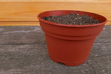 Ahşap zemin üzerine toprak Çömlekçilik tam bir pot