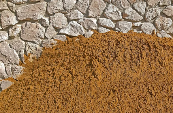 Πολλή κατασκευή άμμο κοντά σε ένα τοίχο φόντο — Φωτογραφία Αρχείου