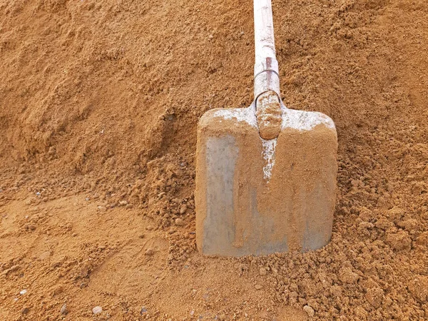 Лопата в строительном песке с копировальным пространством — стоковое фото