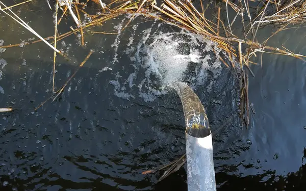 Wasser fließt vom See in einen anderen See — Stockfoto