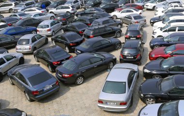 Chisinau, Moldova - 21 Nisan 2019. Dışarıda satışa birçok araba