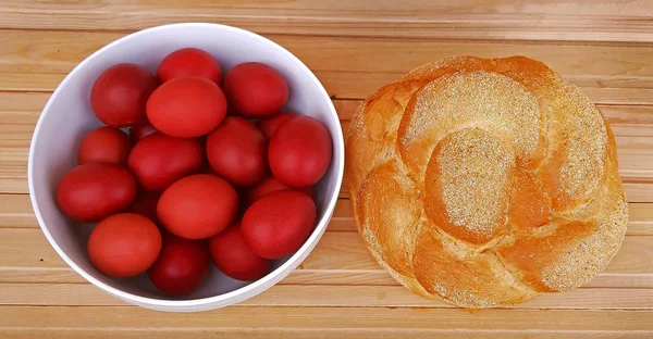Πασχαλινά κόκκινα αυγά και σπιτικό ψωμί. Διακοπές του Πάσχα. — Φωτογραφία Αρχείου