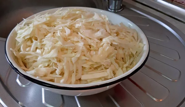 Col fresca rebanada en un plato en la cocina — Foto de Stock