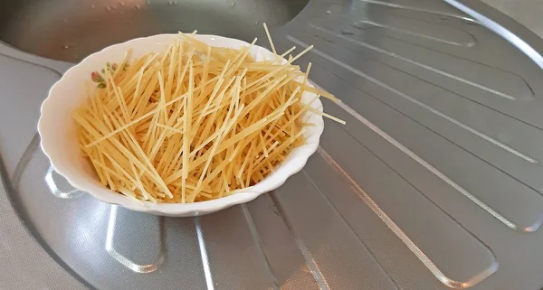 沸騰する準備ができてプレート上のスパゲッティ — ストック写真