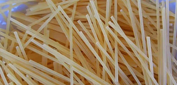 Spaghetti in de keuken close-up. Klaar om te koken — Stockfoto