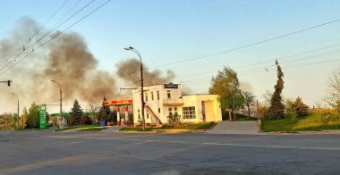 Chisinau, Moldova - 25 Nisan 2019. Gökyüzündesiyah duman