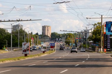 Chisinau, Moldova - 14 Temmuz 2019. Manzara. Şehirde yolda trafik.
