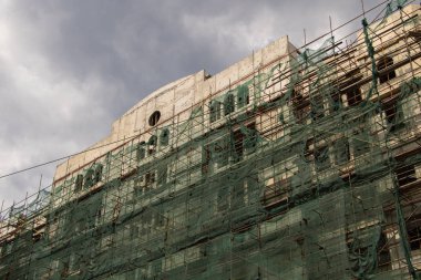 Şehir eski bina yapım aşamasındadır. dış yenileme