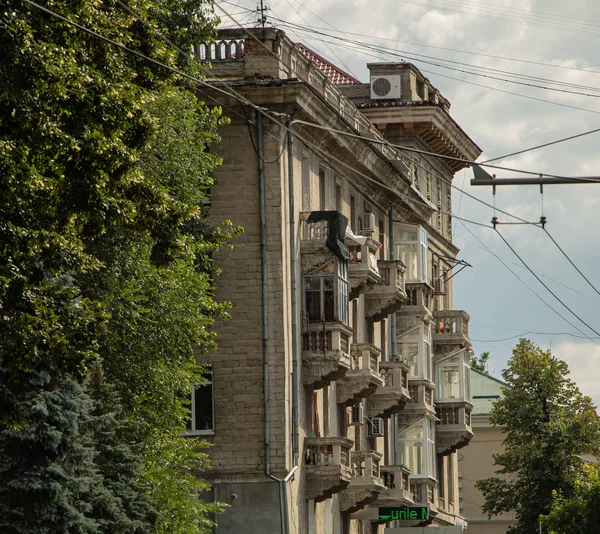 Kiszyniów, Mołdawia-14 lipca 2019. Budynek ze starą architekturą w centrum miasta — Zdjęcie stockowe