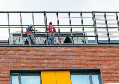 Chisinau, Moldova - 14 Temmuz 2019. İnsanlar çatıda çalışıyor.