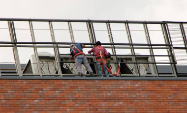 Chisinau, Moldova - 14 Temmuz 2019. İnsanlar çatıda çalışıyor.