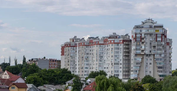 Chisinau, Moldavie - 14 juillet 2019. Immeuble dans la ville — Photo