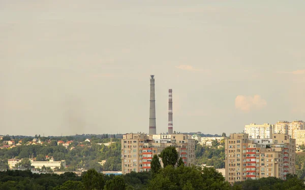 Chimenea de fábrica de calor y electricidad en la ciudad — Foto de Stock