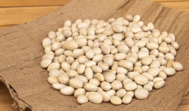 Ahşap bir arka plan üzerinde bazı beyaz fasulye