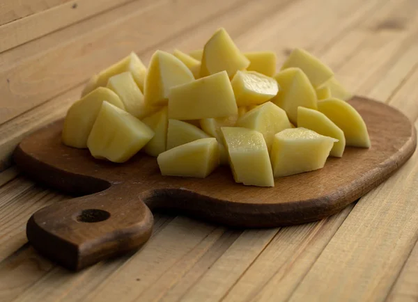Dilimlenmiş patates. Pişirme süreci kavramı. Doğal ve taze patates — Stok fotoğraf