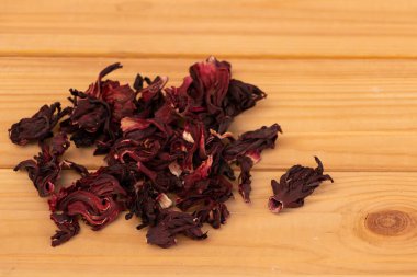 Ahşap bir arka plan üzerinde Hibiscus çayı. Çay faydaları kavramı