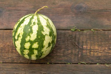 Kopyalama alanı ile ahşap bir arka plan üzerinde bir karpuz