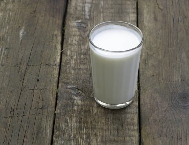 Ahşap arka plan üzerinde kefir bir fincan