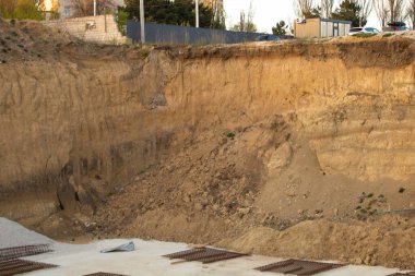 Yerde büyük bir çukur, inşaat projesi..