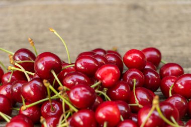 Ahşap arka planda kirazlar, kirazların faydaları.