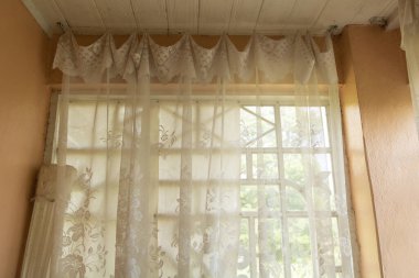 Eski pencerenin içindeki eski ev. Büyükanne ve büyükbabanın evi