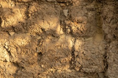 Duvar kil tuğladan yapılmış. Eski tarz inşaat kavramı.