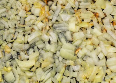 Tavada soğan. Kızartma sürecinde.