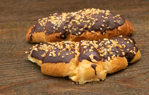 Croissant Lezat Dengan Coklat Latar Belakang Kayu — Stok Foto