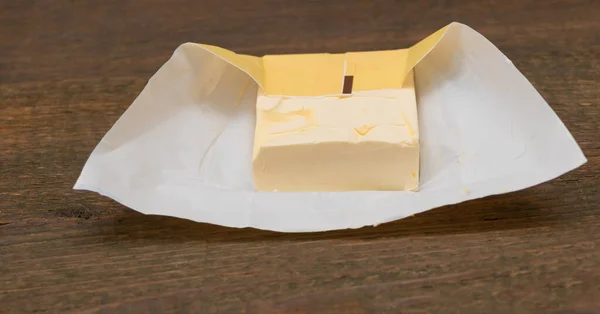 Manteiga Fresca Fundo Madeira Perto — Fotografia de Stock