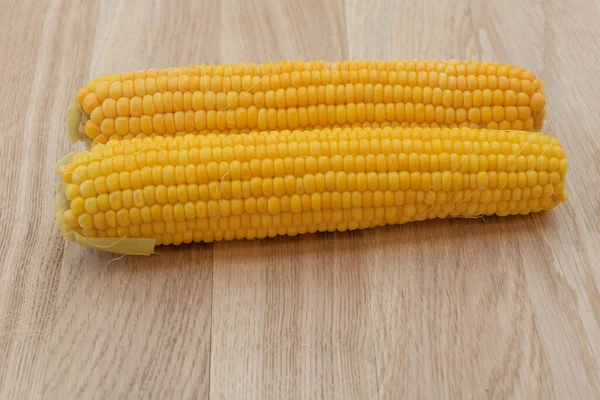 Gotowana Kukurydza Drewnianym Tle Gotowy Jedzenia Świadczenia Tytułu Kukurydzy — Zdjęcie stockowe