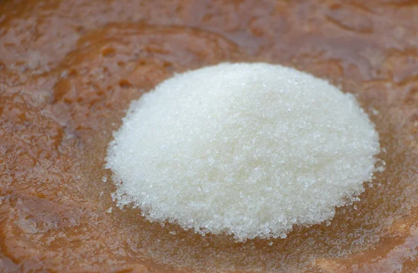ジャムを調理する過程で 私たちは砂糖の量を置きます ジャムの中の砂糖 — ストック写真