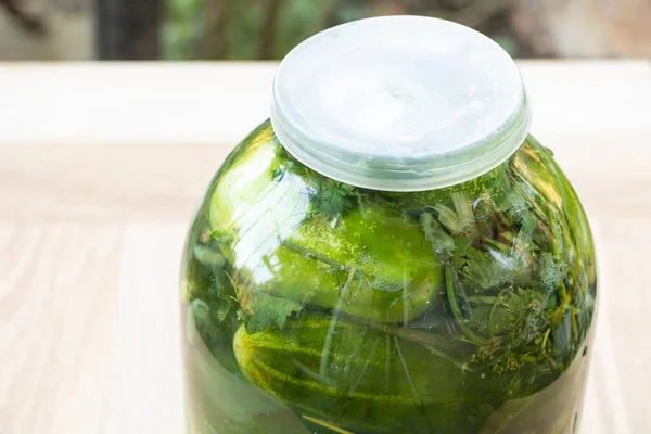 Um frasco de pickles acabados de cozinhar de perto — Fotografia de Stock