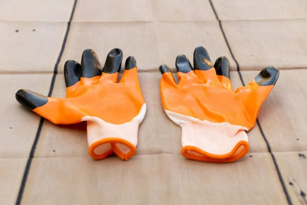 Gants pour la construction de couleur orange, protéger votre concept mains — Photo