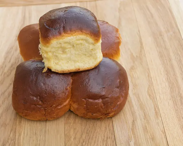 Roti Brioche Yang Lezat Dan Segar Pada Latar Belakang Kayu — Stok Foto