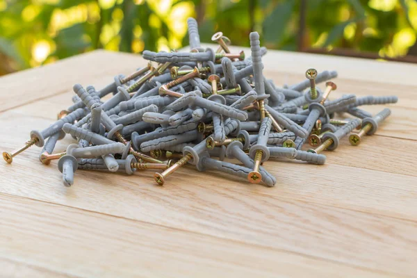 Schrauben Auf Holzgrund Nahaufnahme Nützlich Der Konstruktion — Stockfoto