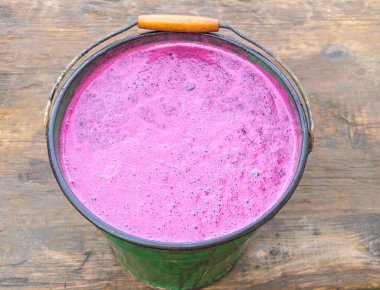 Yakın zamanda yapılmış bir kova taze şarap. - Üzüm suyu, fermantasyon sürecinde olmalı.