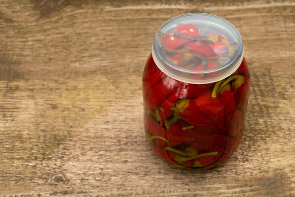 Rote und scharfe Paprika in Essig konserviert — Stockfoto