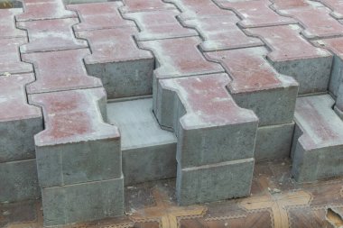 Kaldırımlar ve garaj yolu inşaatı için saklanmış H şeklindeki beton kaldırım blokları.