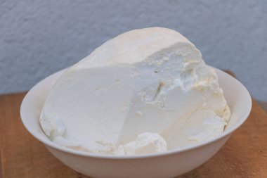 Seramik kasede taze ev yapımı beyaz peynir protein ve doğal besin açısından zengin geleneksel süt ürünü..